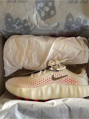 Nike mind 002 Size 8.5 women’s Sail/Chrome-Chalk